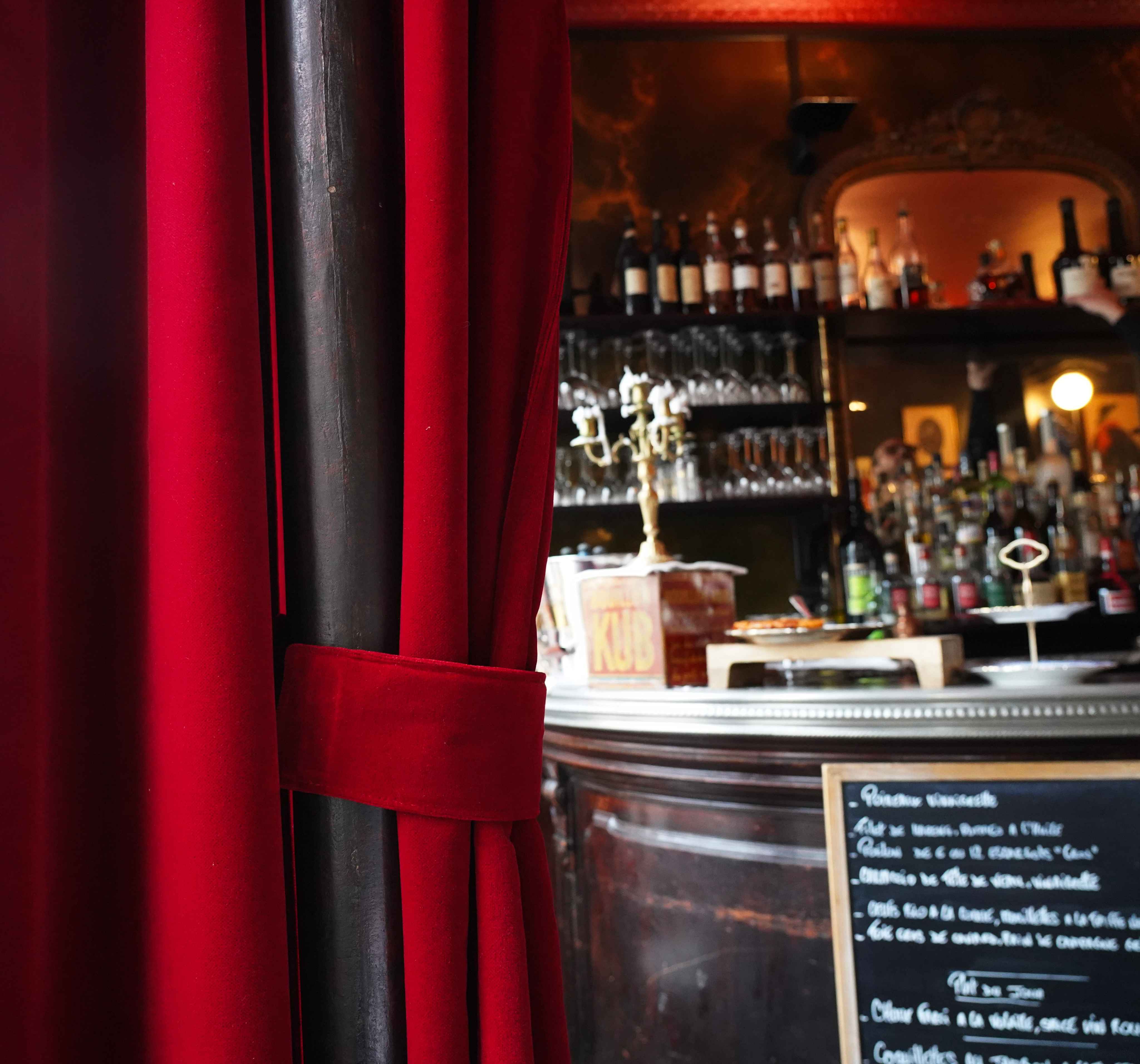 Intérieur du CaféMax, ambiance bistrot parisien